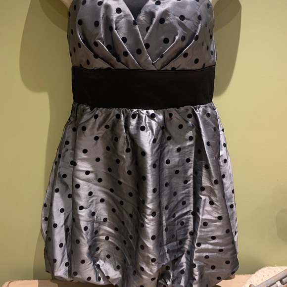 Cute Silver and Black short - Picture 5 of 6